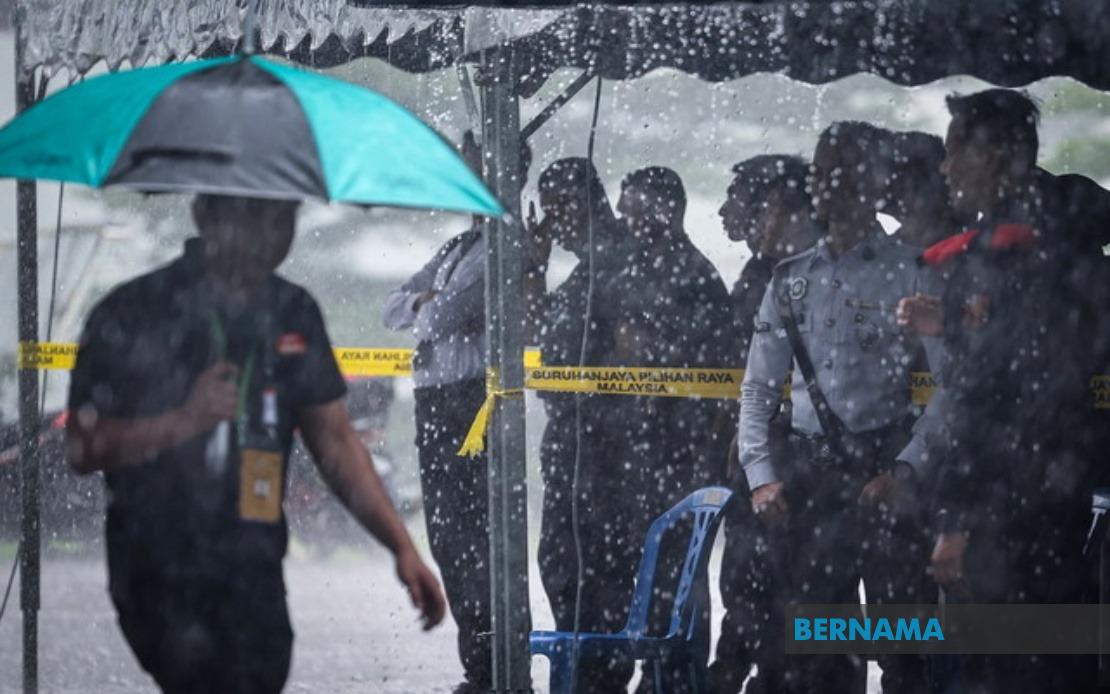 Johor Election: Heavy Rain Fails to Dampen Police Early Voting in Johor Bahru