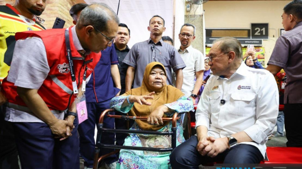 Elderly Woman With Disabilities Braves Drizzle To Meet PM Anwar