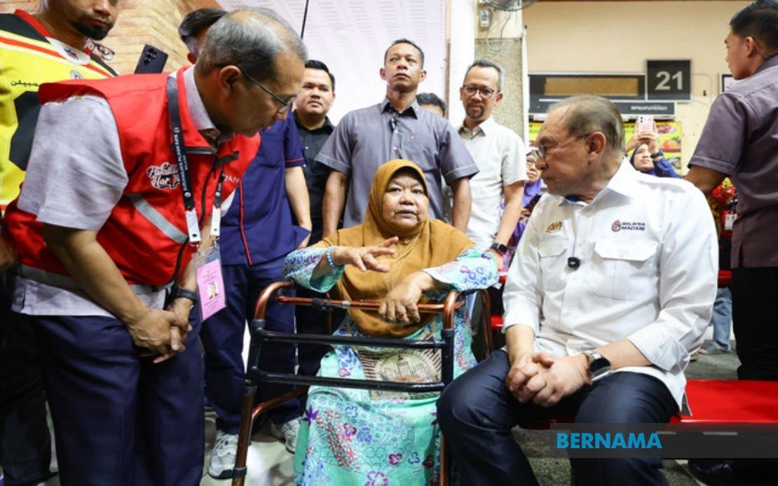Elderly Woman With Disabilities Braves Drizzle To Meet PM Anwar