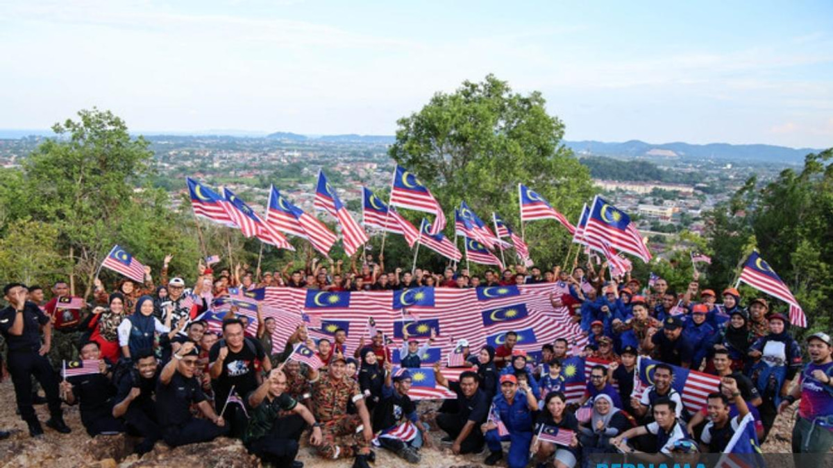 300 Uniformed Personnel and Media Join Patriotic Summit Climb in Terengganu