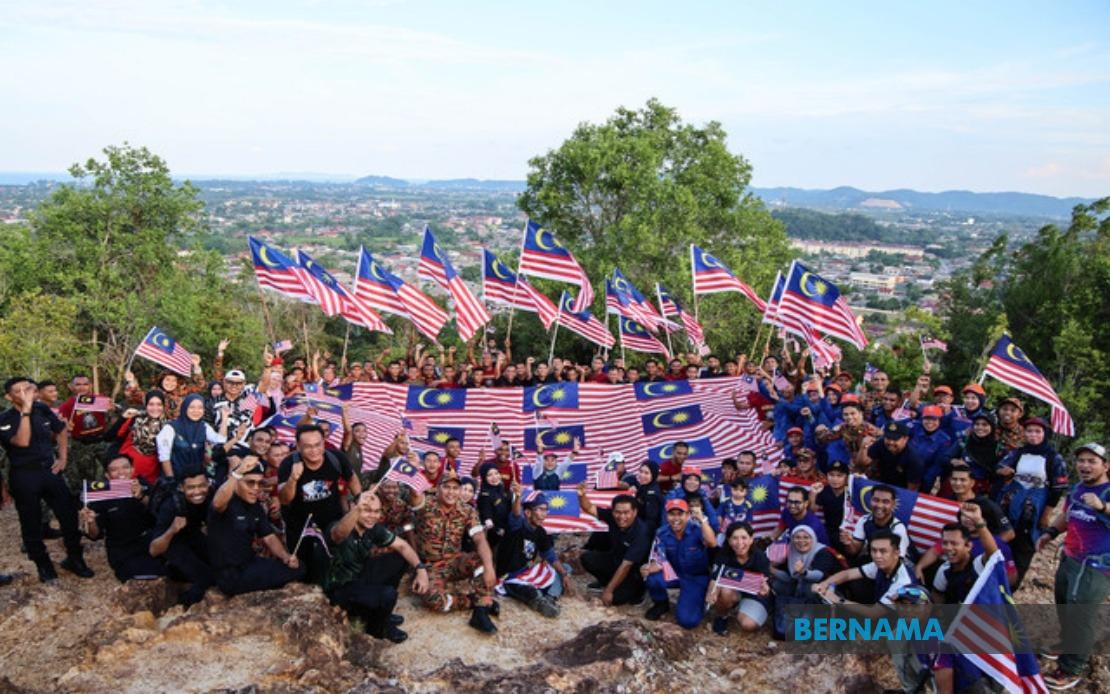 300 Uniformed Personnel and Media Join Patriotic Summit Climb in Terengganu