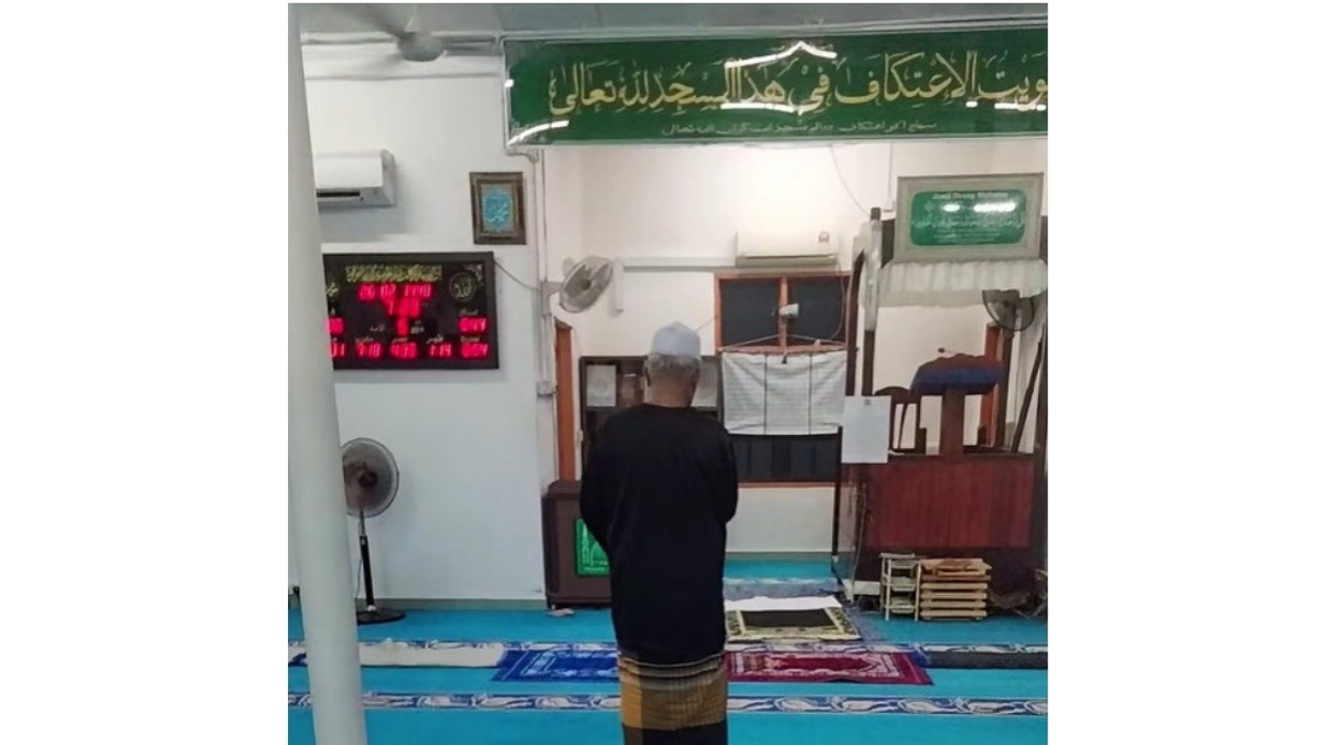 Rural Mosque in Mersing Faces Attendance Challenges as Video Sparks Online Debate