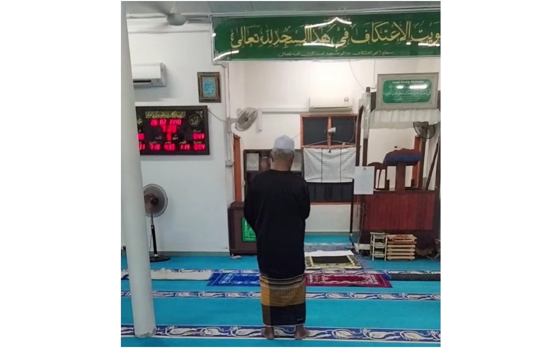 Rural Mosque in Mersing Faces Attendance Challenges as Video Sparks Online Debate