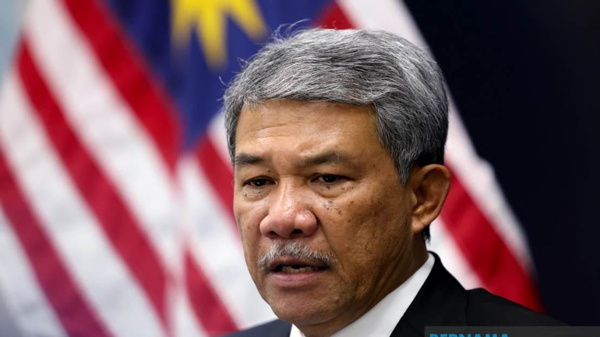 Foreign Minister Mohamad Arrives in Manila for 59th ASEAN Foreign Ministers' Meeting
