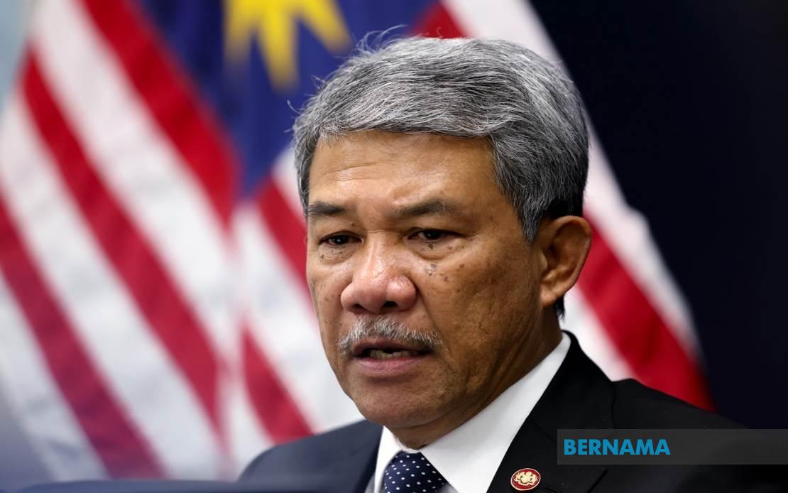 Foreign Minister Mohamad Arrives in Manila for 59th ASEAN Foreign Ministers' Meeting