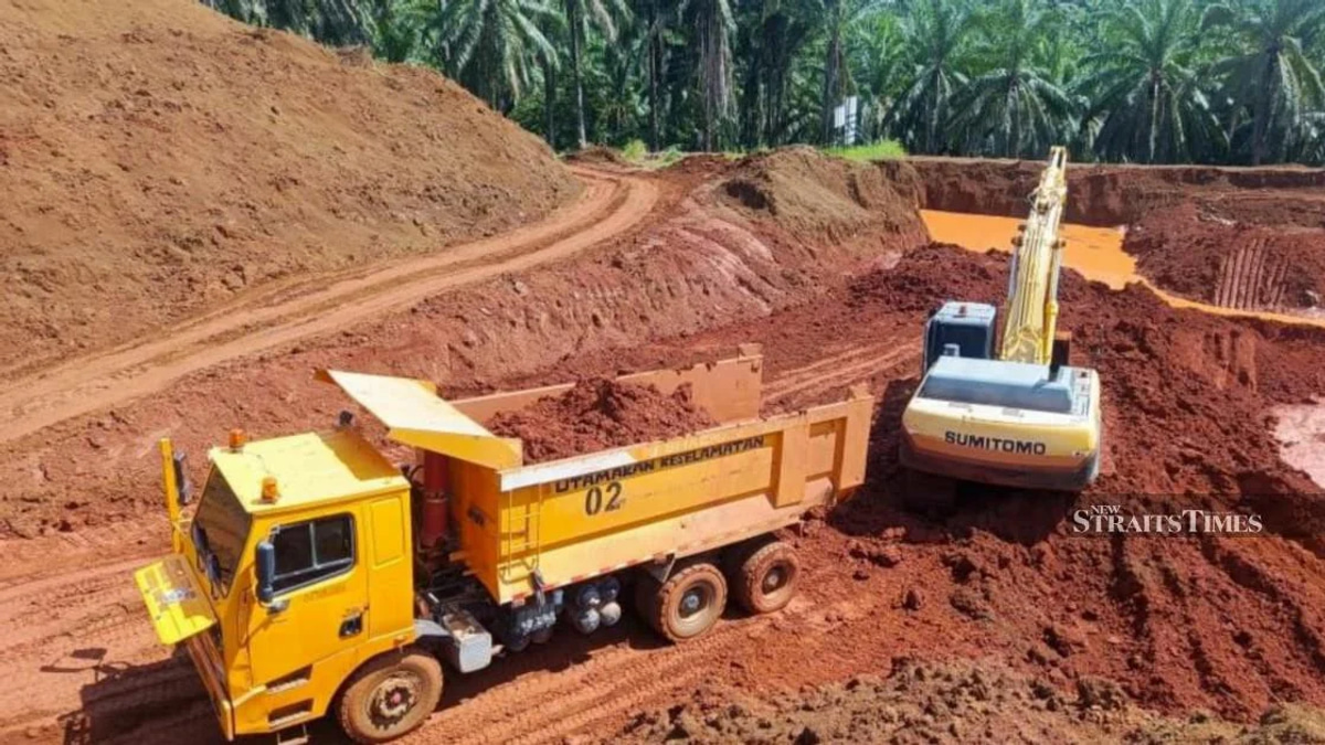 Two arrested in Marang for illegal silica sand operation; RM1.8 million in equipment seized