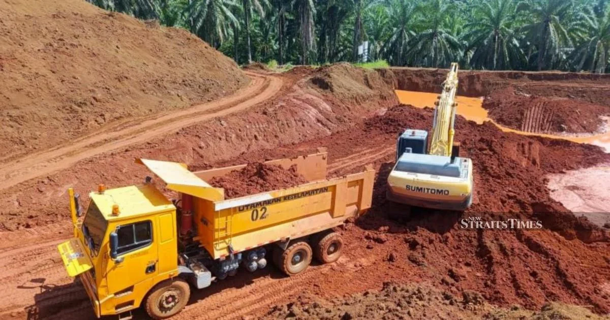 Two arrested in Marang for illegal silica sand operation; RM1.8 million in equipment seized