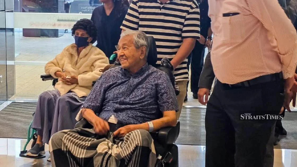 Anwar Marks Mahathir's 101st Birthday with Personal Greeting
