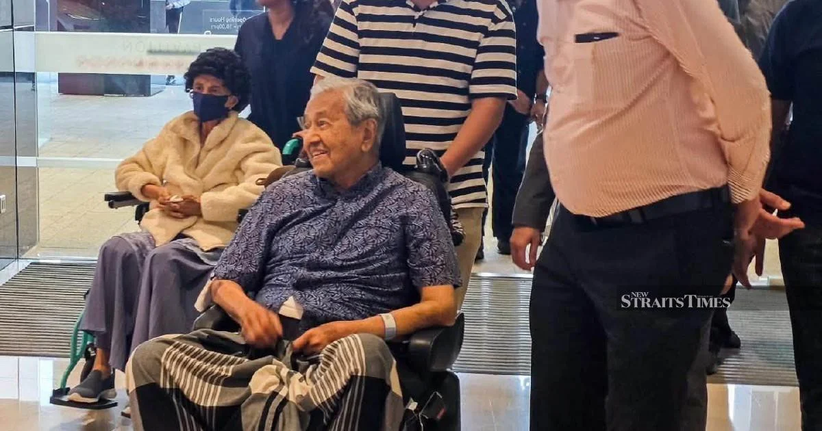 Anwar Marks Mahathir's 101st Birthday with Personal Greeting