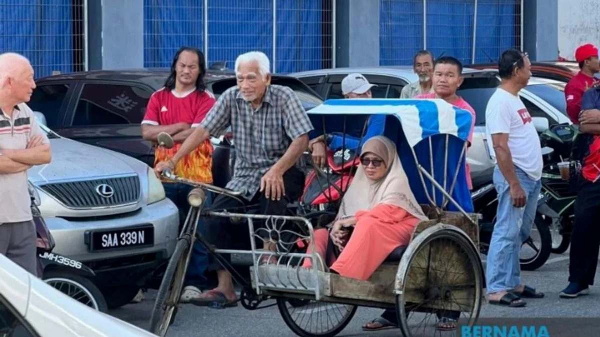 Anwar Honors Elderly Trishaw Rider's Touching Devotion to Wife's Final Wish