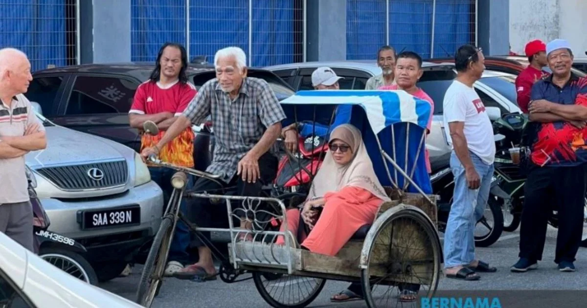 Anwar Honors Elderly Trishaw Rider's Touching Devotion to Wife's Final Wish