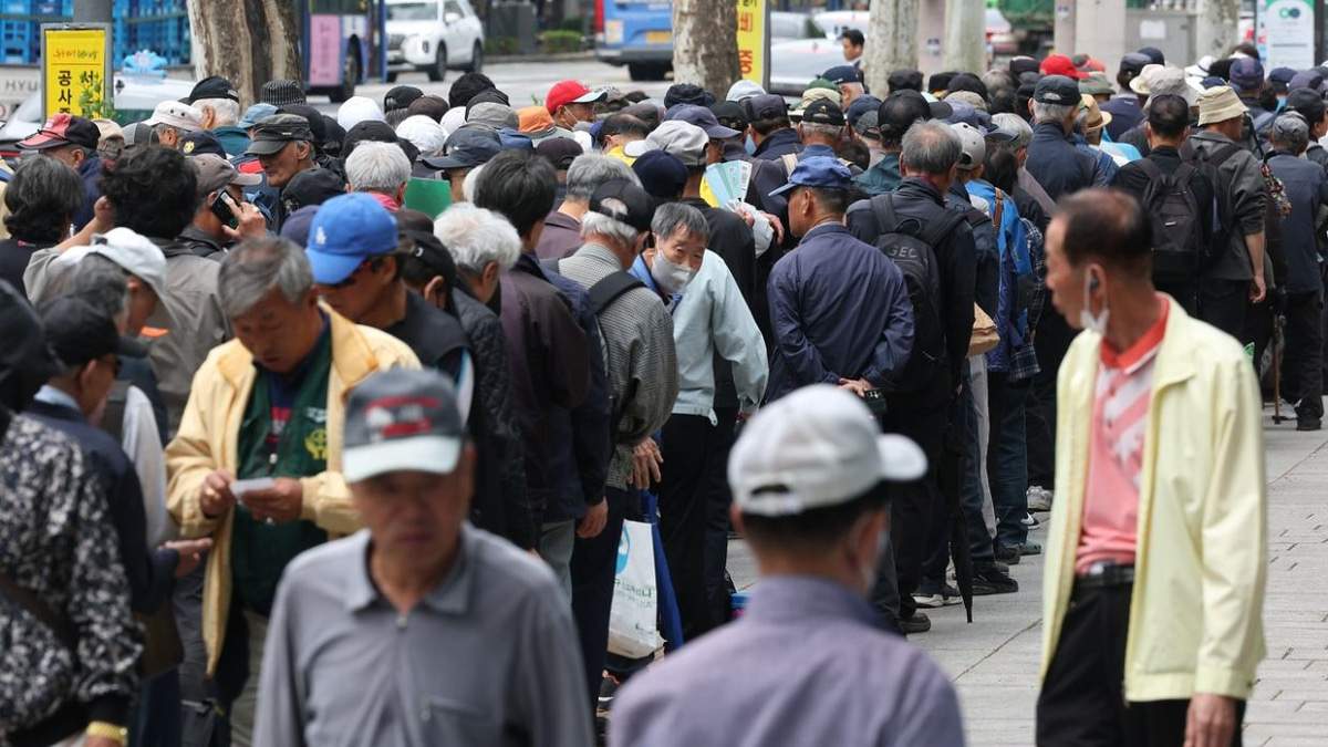 Seoul Weighs Fiscal Challenge of Expanding Free Bus Rides for Elderly Residents