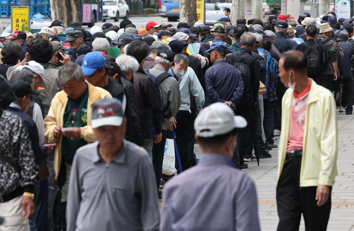 Seoul Weighs Fiscal Challenge of Expanding Free Bus Rides for Elderly Residents