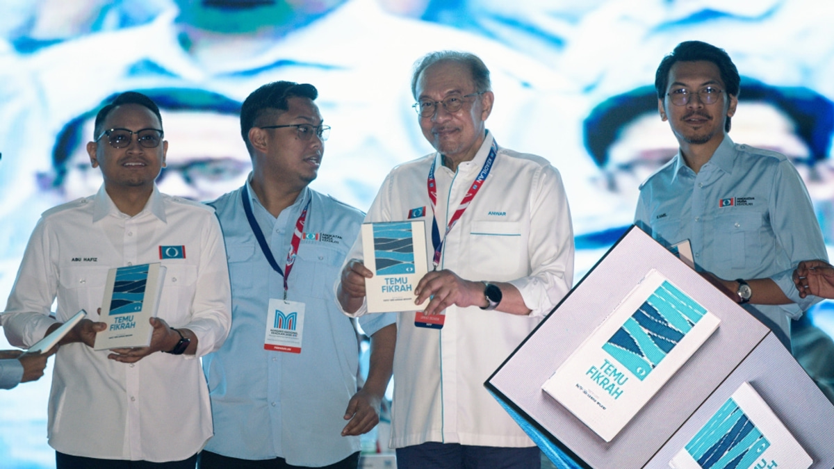 Anwar Unveils PKR Youth's Blueprint for Courage and Creative Governance Under Madani Vision