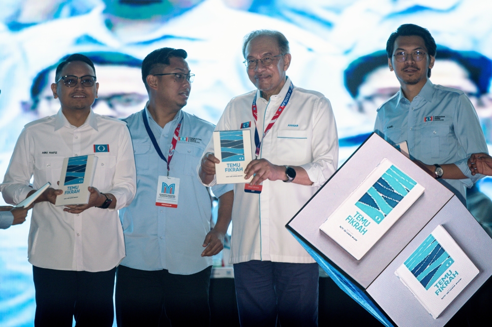 Anwar Unveils PKR Youth's Blueprint for Courage and Creative Governance Under Madani Vision