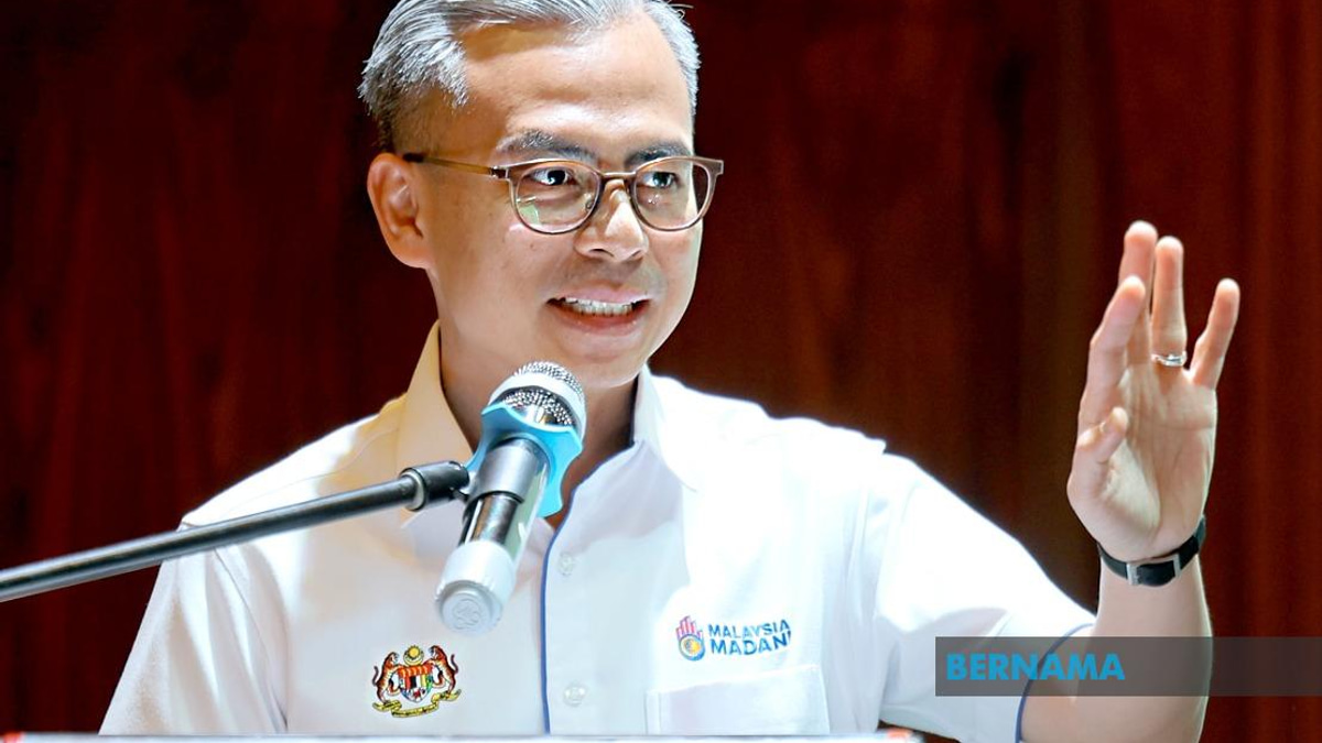 Fahmi Demands Telco CEOs Visit Rural Areas to Grasp Connectivity Crisis