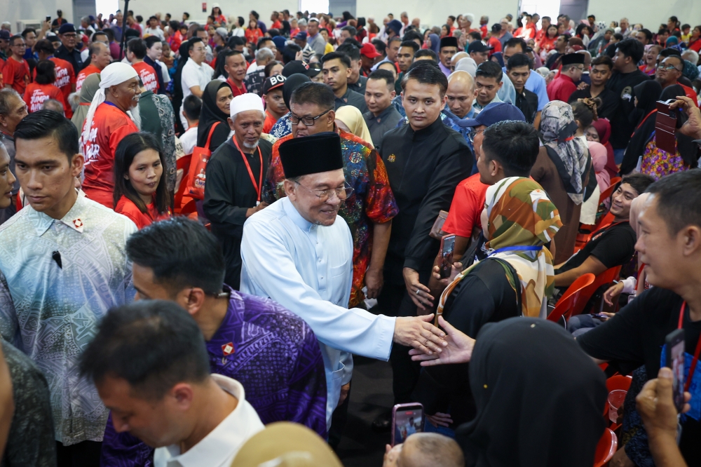 PM Anwar Ibrahim Undergoes Specialist Medical Assessment at Private Hospital