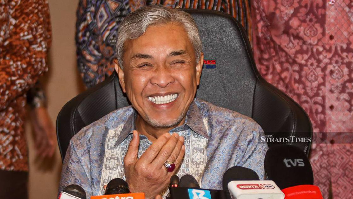 Zahid Counters PM's Pantun on Unity with Own Malay Verse