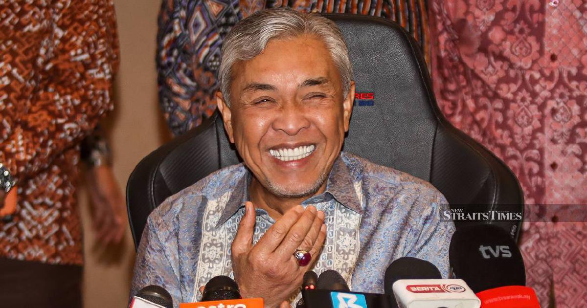 Zahid Counters PM's Pantun on Unity with Own Malay Verse