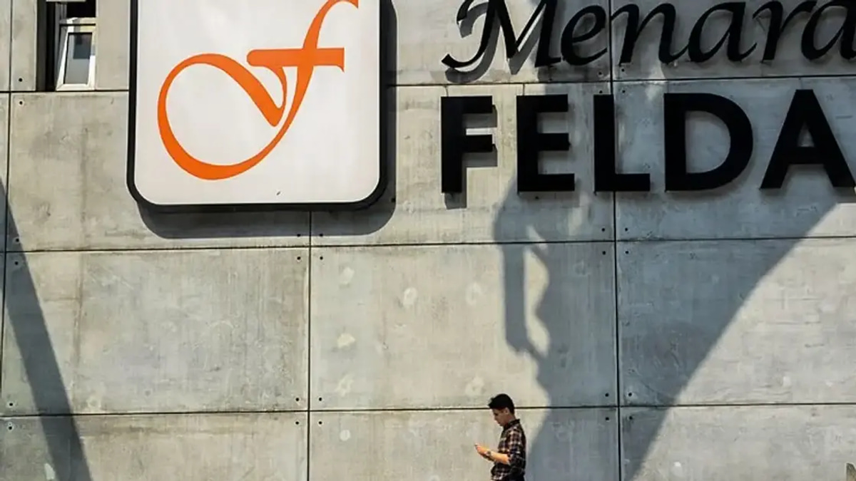 Anwar Pins Felda's Losses on Leadership Failures and Political Interference