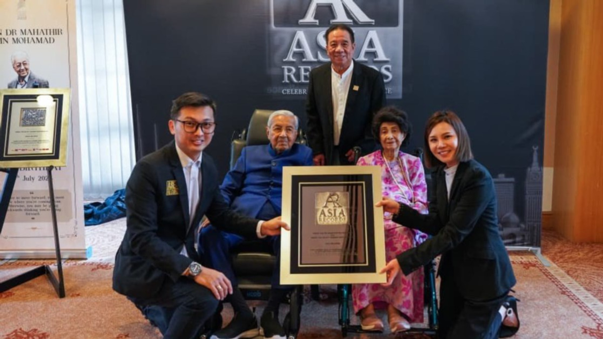 Tun M and Tun Dr Siti Hasmah Recognised as Record-Breaking Centenarian Couple