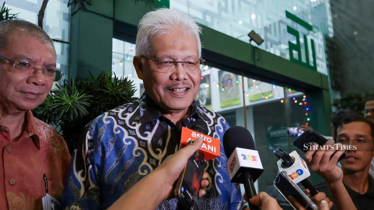 Hamzah Zainudin confirmed to reclaim opposition leader role in Parliament