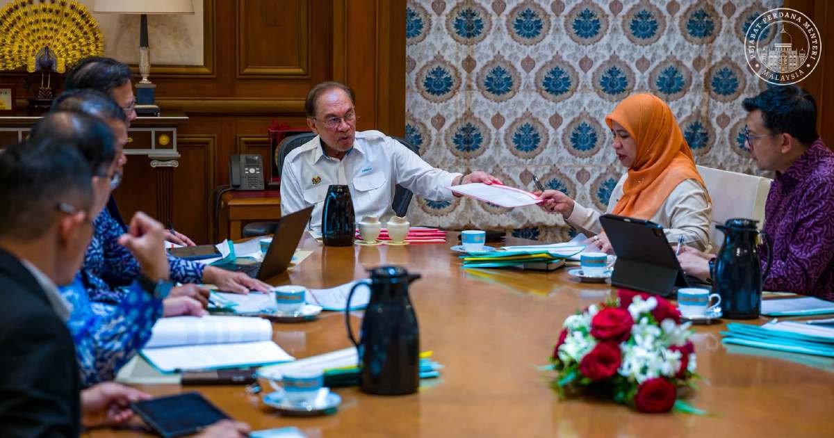 Anwar Pushes Comprehensive Fix for Felda Settlers' Land and Housing Crisis
