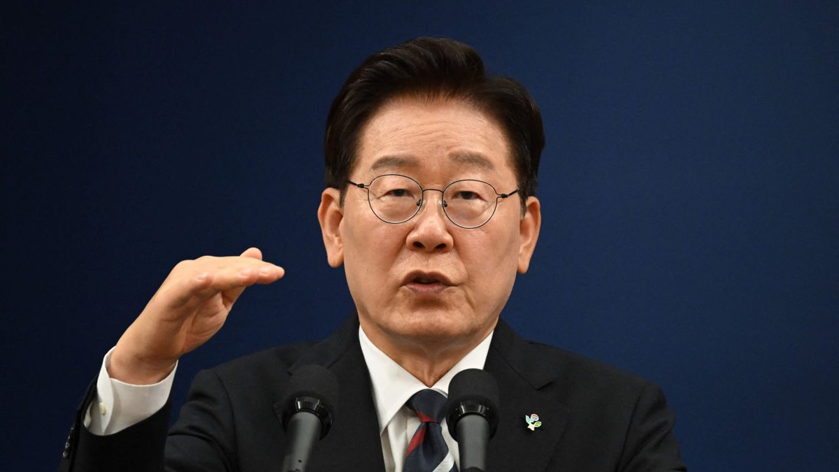 South Korean President Lee's Approval Rating Slips Below 50%, First Time in Office