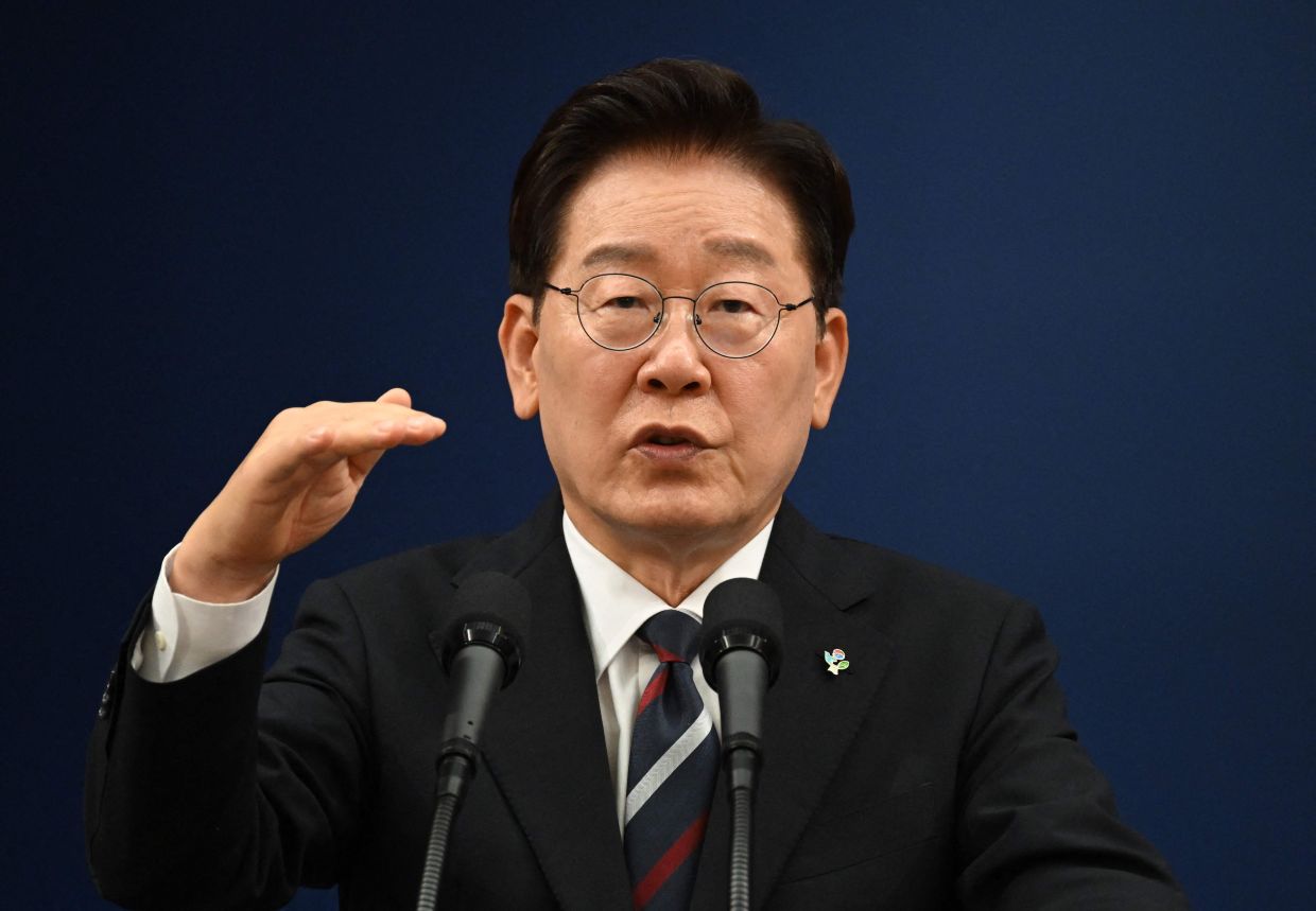 South Korean President Lee's Approval Rating Slips Below 50%, First Time in Office