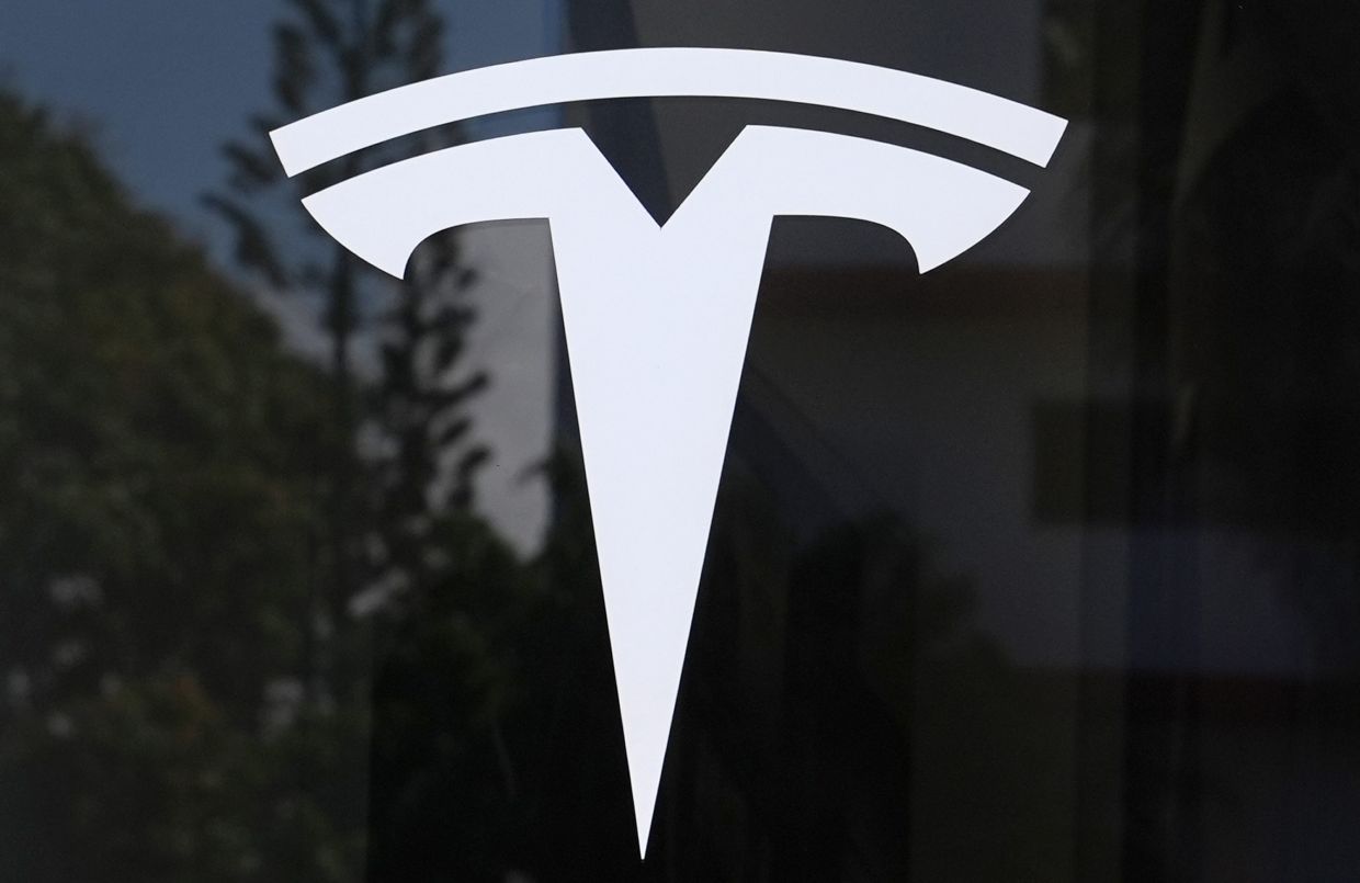 US probe clears Tesla autopilot in fatal Texas crash, but safety questions persist
