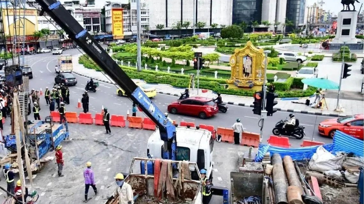 Bangkok evacuates 60 residents as Purple Line construction triggers dangerous sinkhole