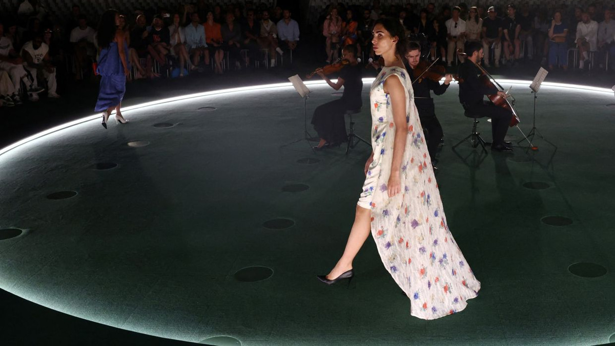 Embracing or Avoiding Sleeveless Fashion: A Practical Guide for Women Navigating Evolving Norms