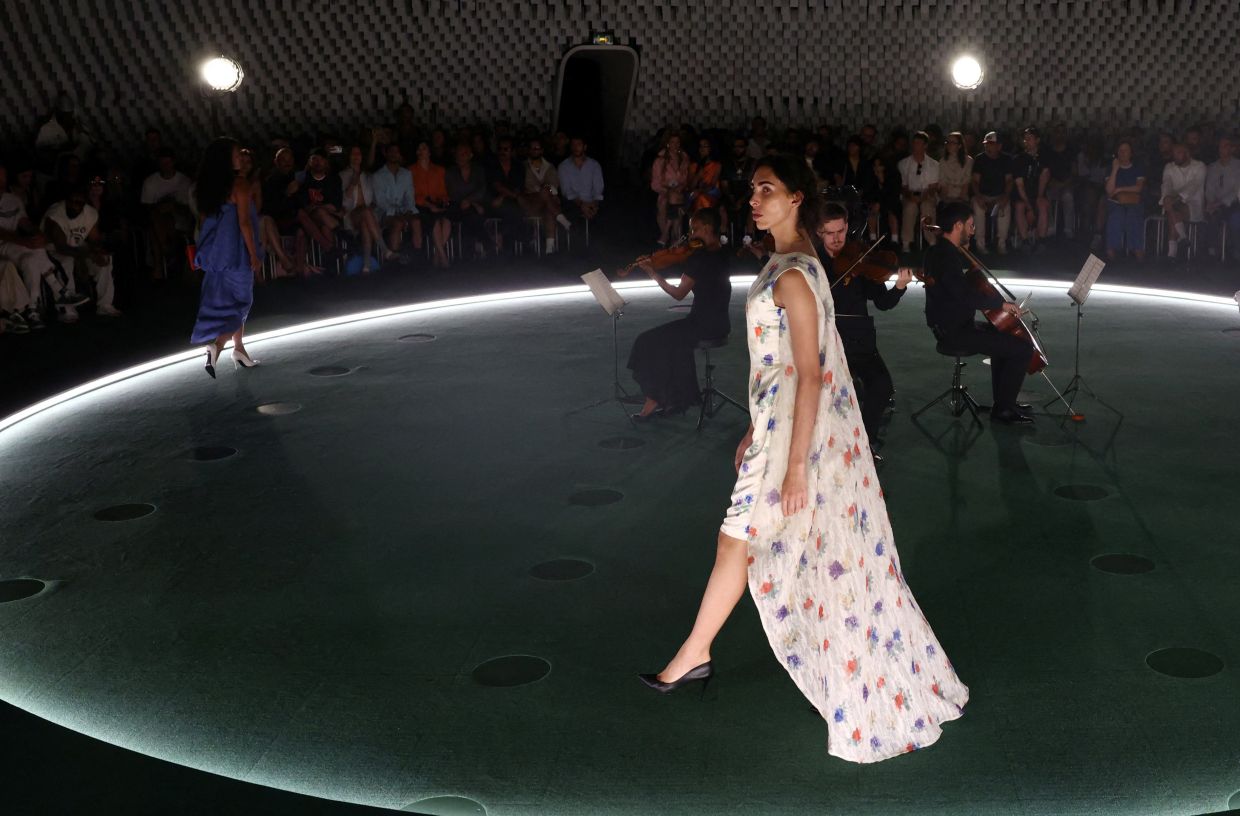 Embracing or Avoiding Sleeveless Fashion: A Practical Guide for Women Navigating Evolving Norms