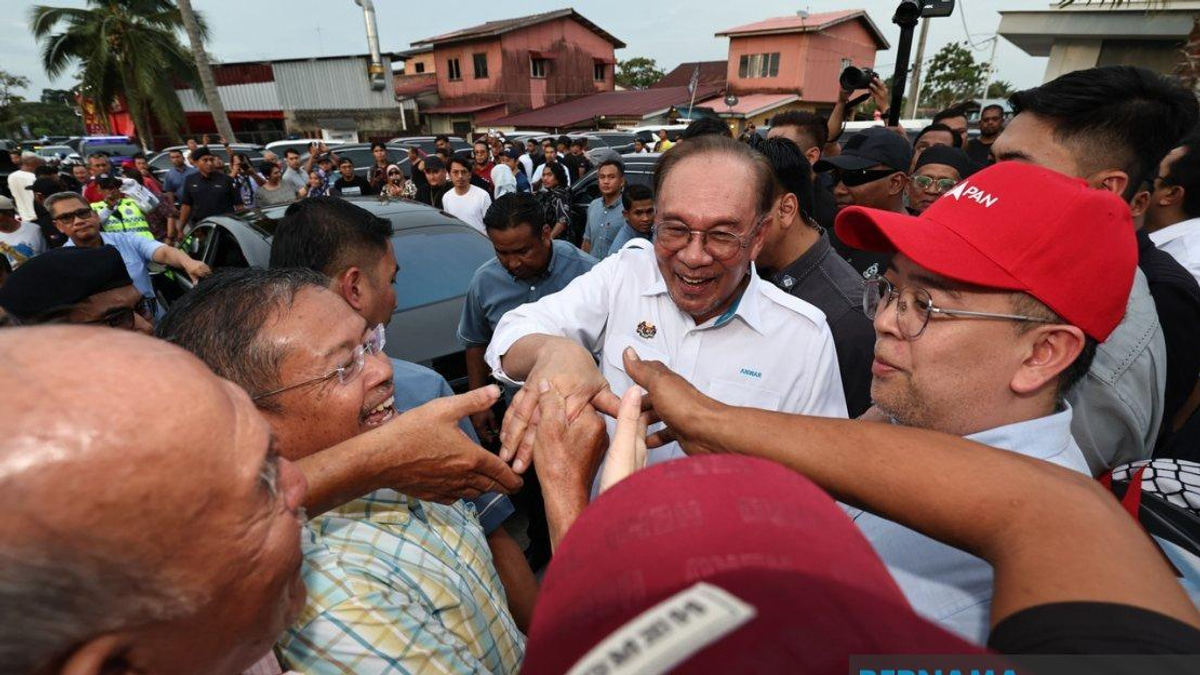 PM Anwar To Leverage Russia Visit for Energy Security Amid Regional Supply Concerns