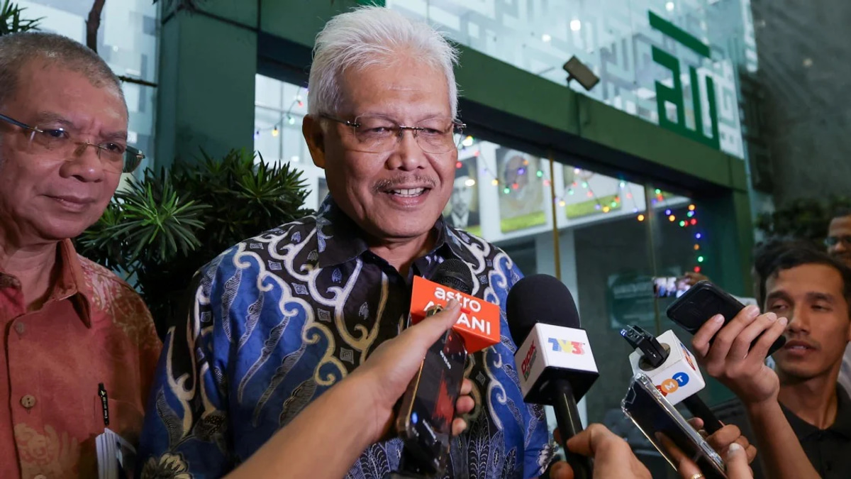 PN Files Official Notice of Hamzah Zainudin's Return as Opposition Leader
