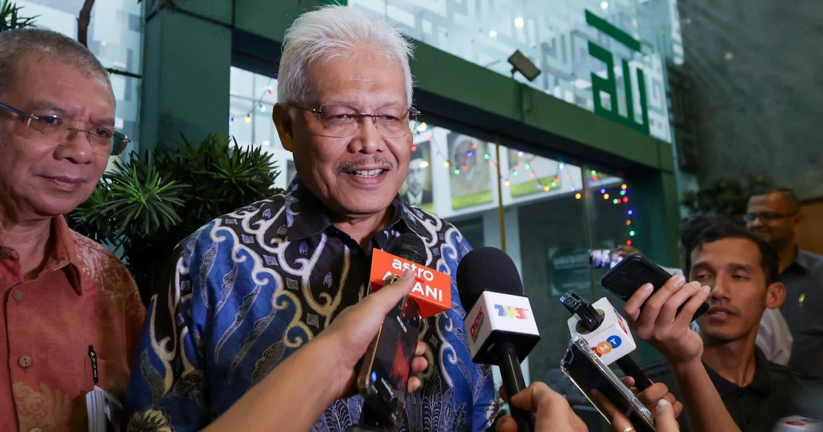 PN Files Official Notice of Hamzah Zainudin's Return as Opposition Leader
