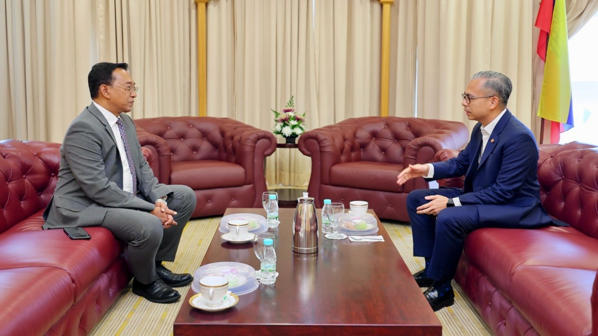 Communications Minister Fahmi Meets New Ambassador to Lebanon