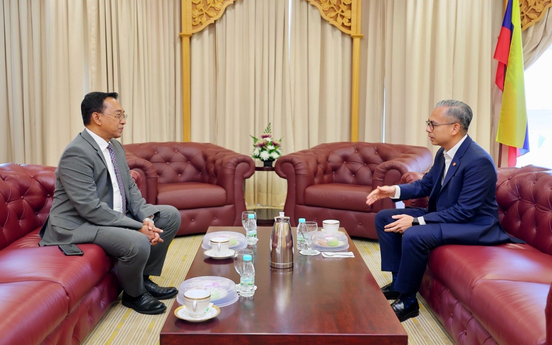 Communications Minister Fahmi Meets New Ambassador to Lebanon