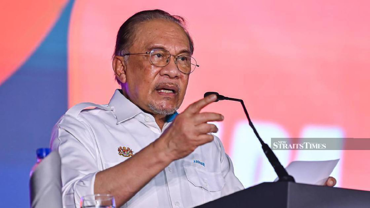 Anwar Rolls Out Seven-Point Support Package for Felda Settlers and Staff