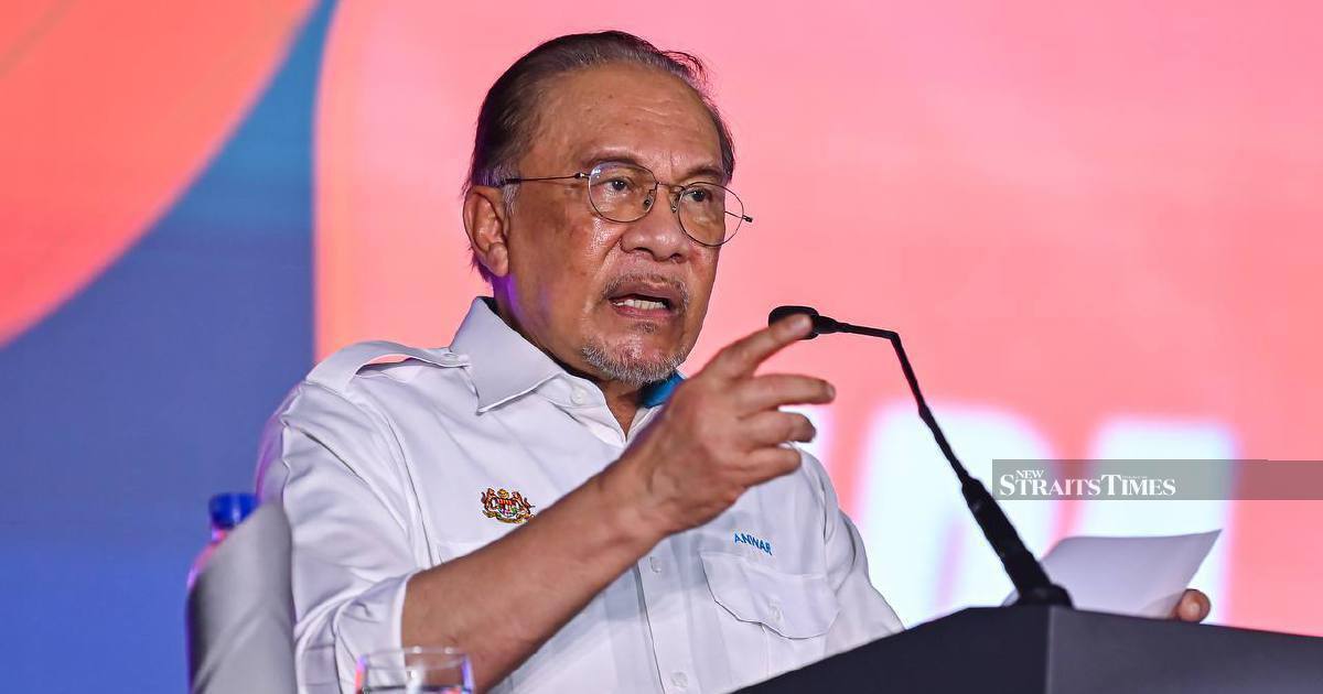 Anwar Rolls Out Seven-Point Support Package for Felda Settlers and Staff