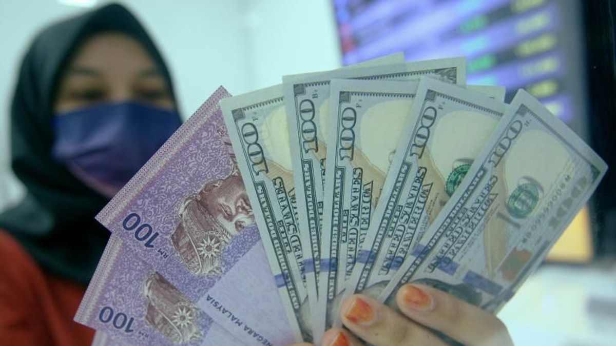 Ringgit Weakens Against Dollar as Trump Tariff Threats Unsettle Markets