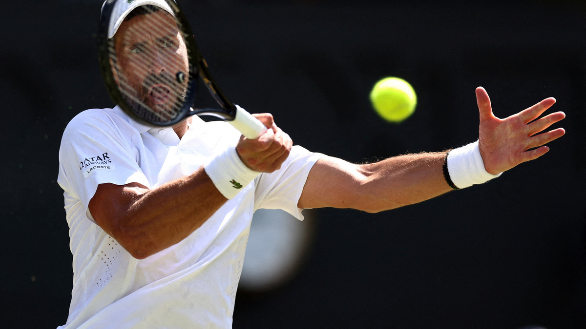 Djokovic Edges Past Auger-Aliassime in Epic Wimbledon Quarterfinal, Clashes with Referee Over Roof