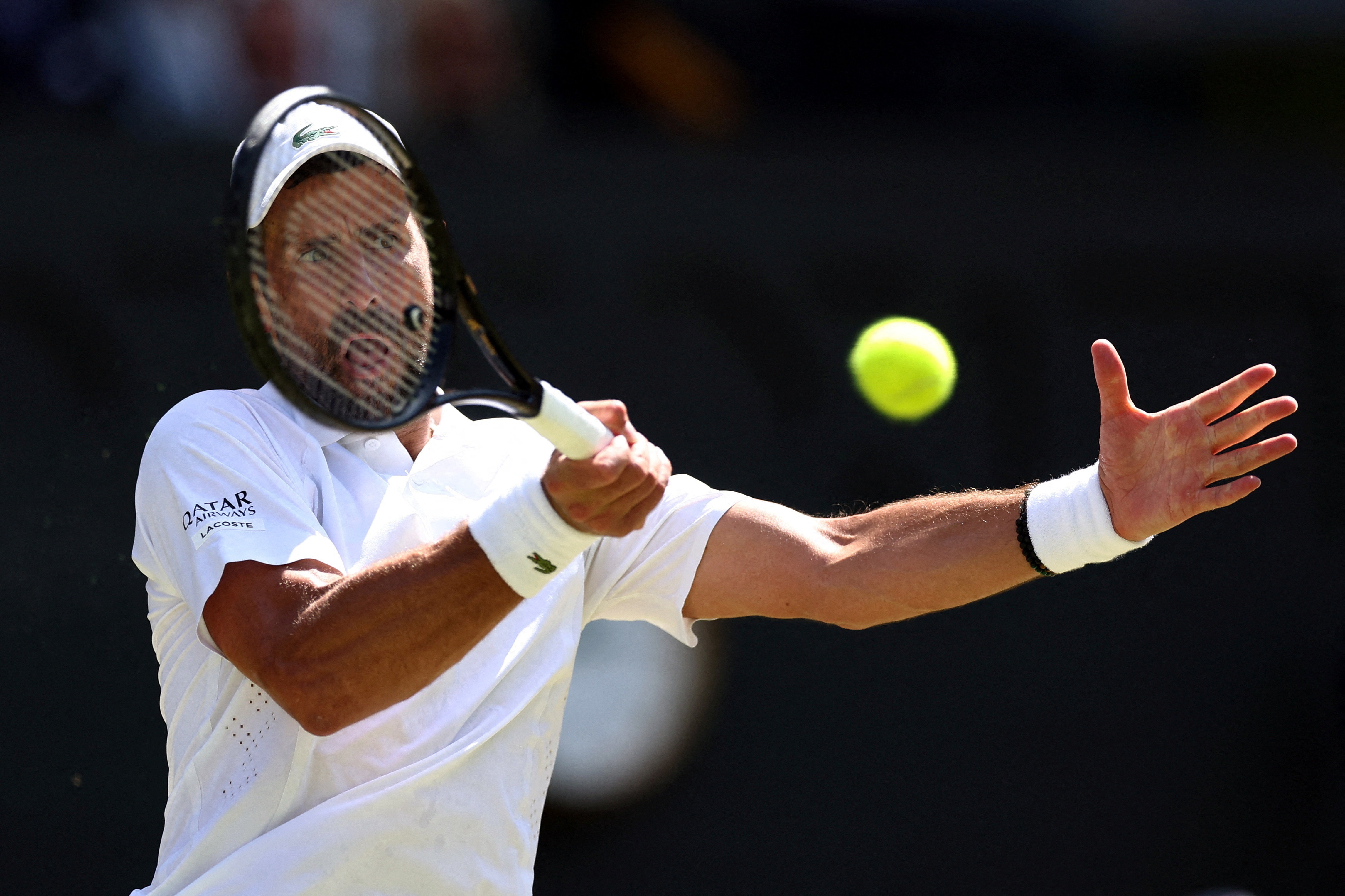 Djokovic Edges Past Auger-Aliassime in Epic Wimbledon Quarterfinal, Clashes with Referee Over Roof