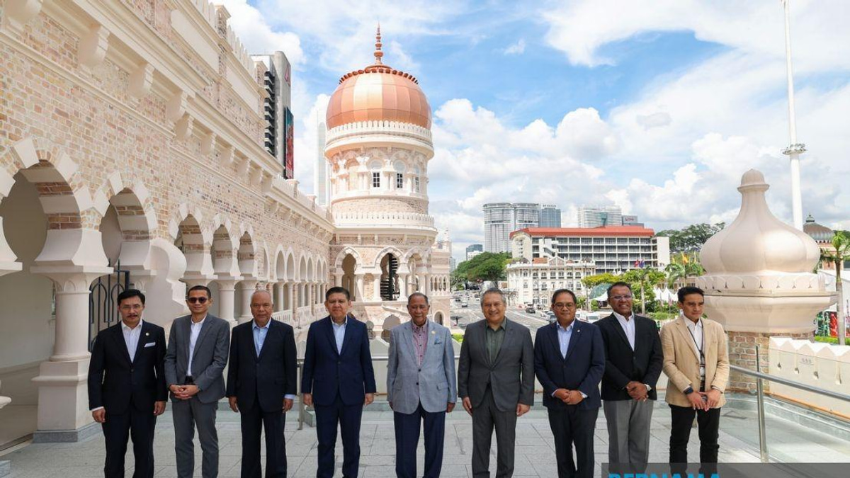 Kedah Sultan Tours Restored Sultan Abdul Samad Building in Historic Landmark Visit