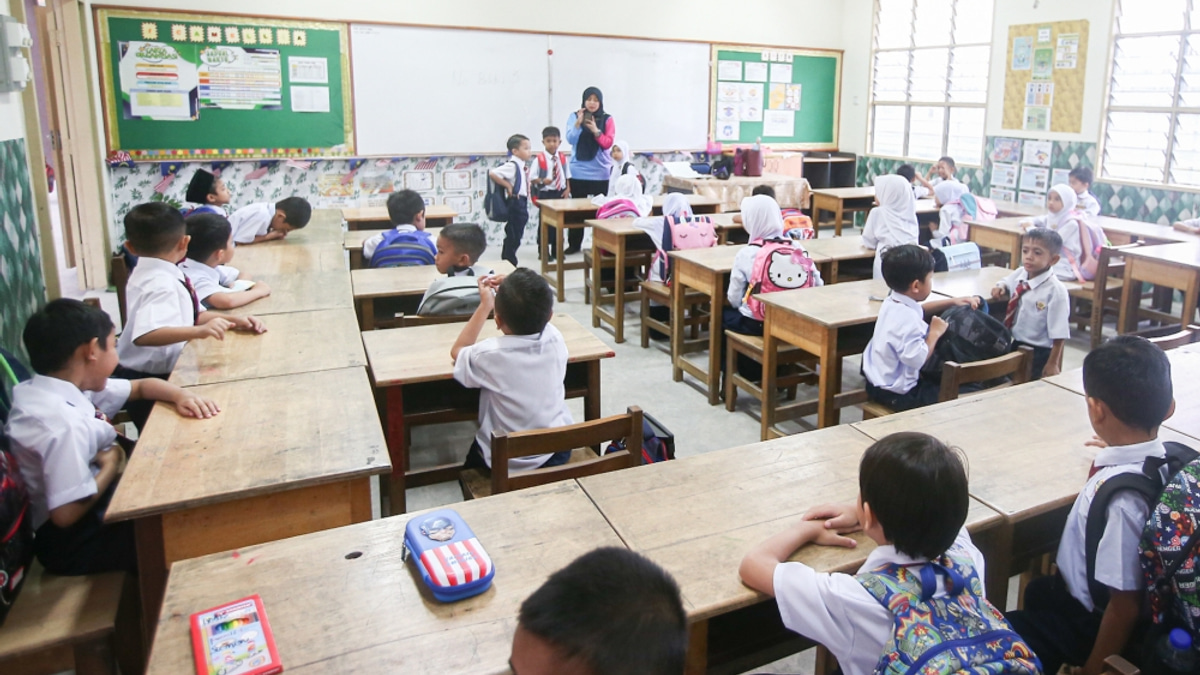Teachers' Union Endorses Protection Act Amid Rising Legal Threats Against Educators
