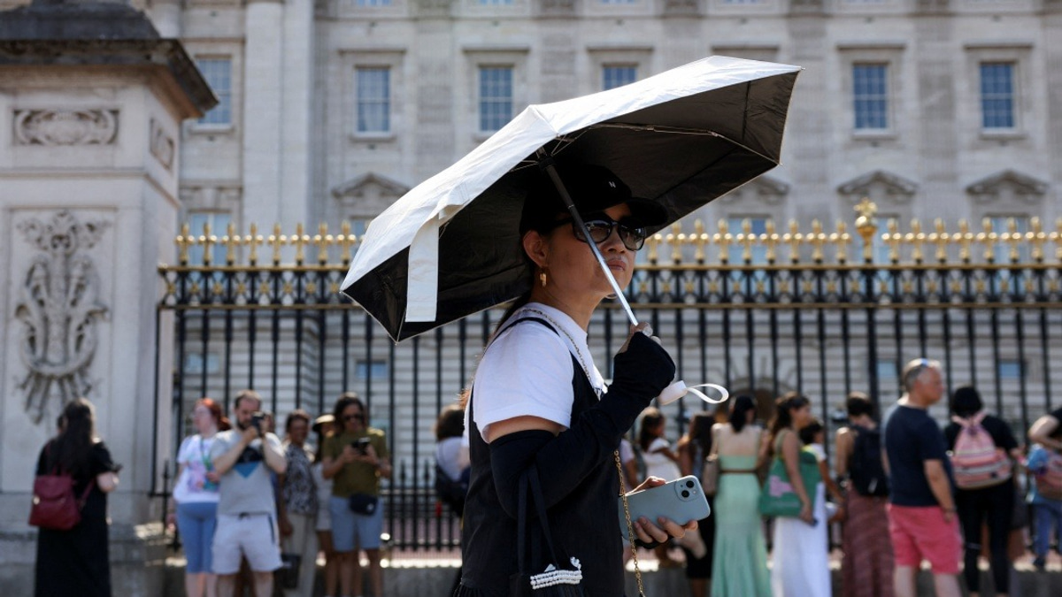 UK Cancels Buckingham Palace Guard Ceremonies as Extreme Heat Breaks Records