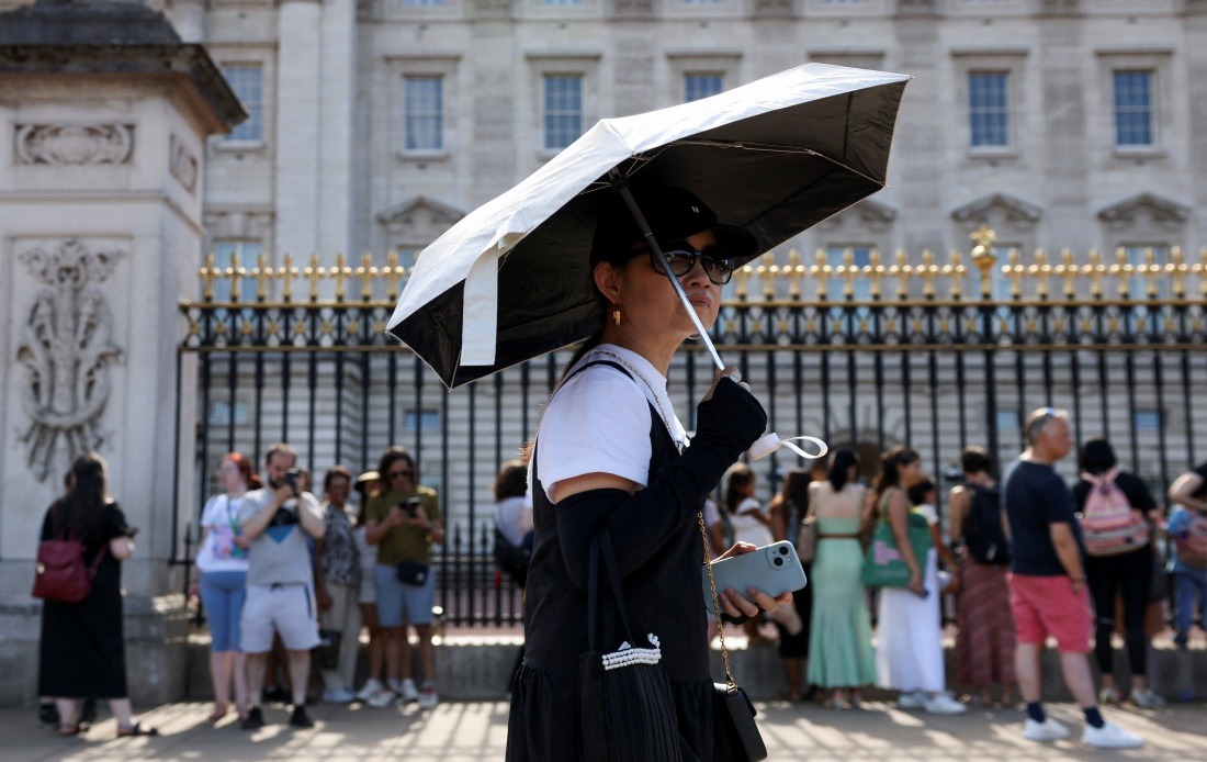 UK Cancels Buckingham Palace Guard Ceremonies as Extreme Heat Breaks Records