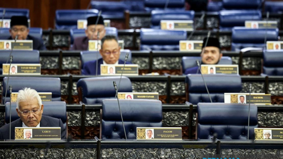 Parliament Speaker Confirms Hamzah's Opposition Leader Role as Seating Changes Take Effect