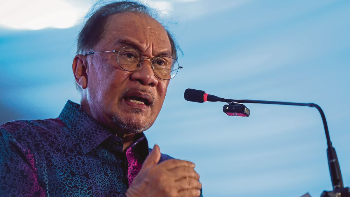 Anwar Deflects Focus from Absence, Pushes Tabung Haji Inquiry to Centre Stage