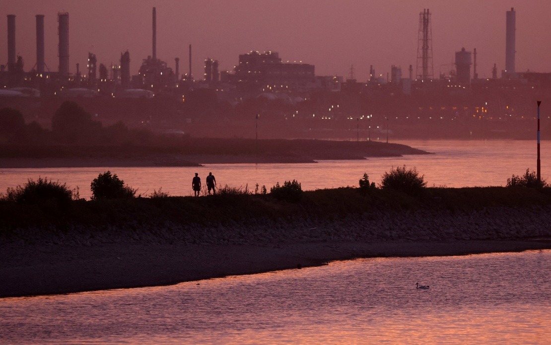 Extreme Drought Exposes World War II Bomb in Rhine River Near Cologne
